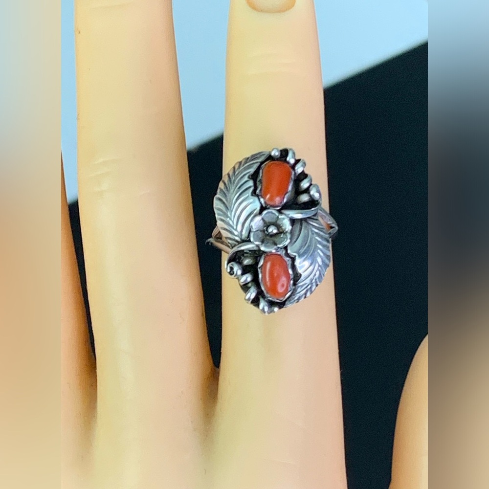 Wonderful Vintage Native American NAVAJO Coral Sterling Silver Ring Size 7
